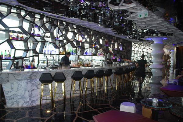 Sống đêm ở Hồng Kông tại quán bar cao nhất thế giới Ozone
